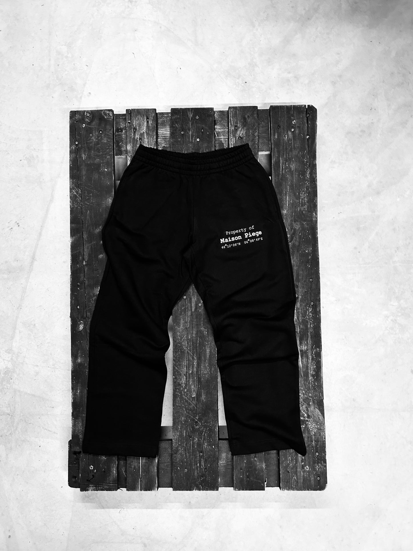 A000* BLACK SWEATPANTS PROPERTY MP