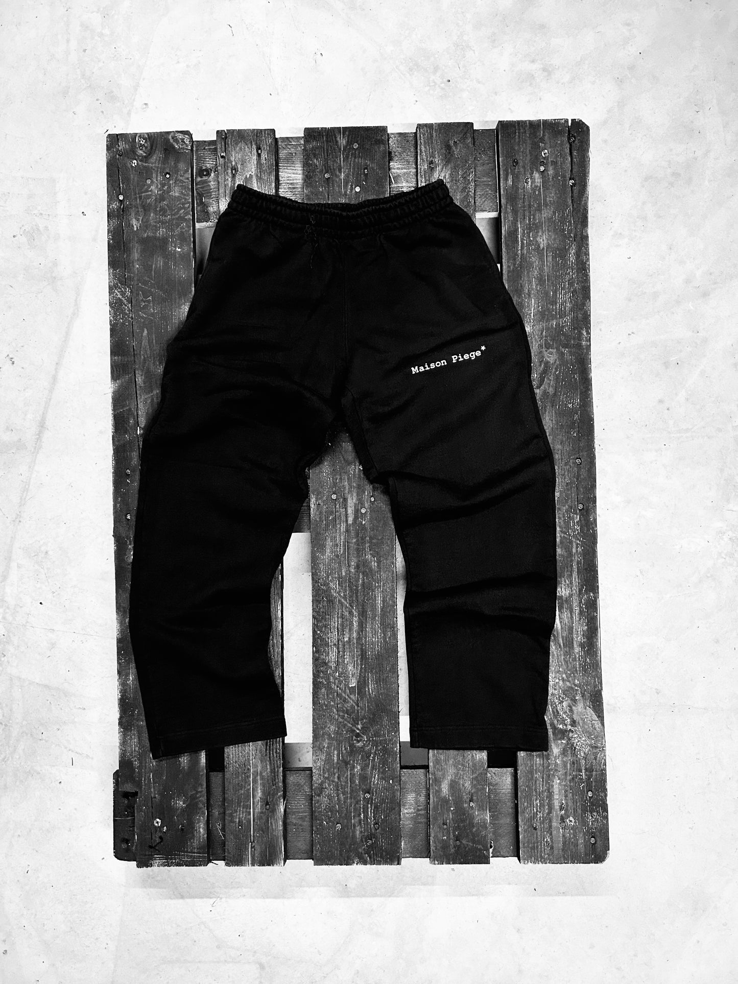 A1111* BLACK SWEATPANTS CLASSIC