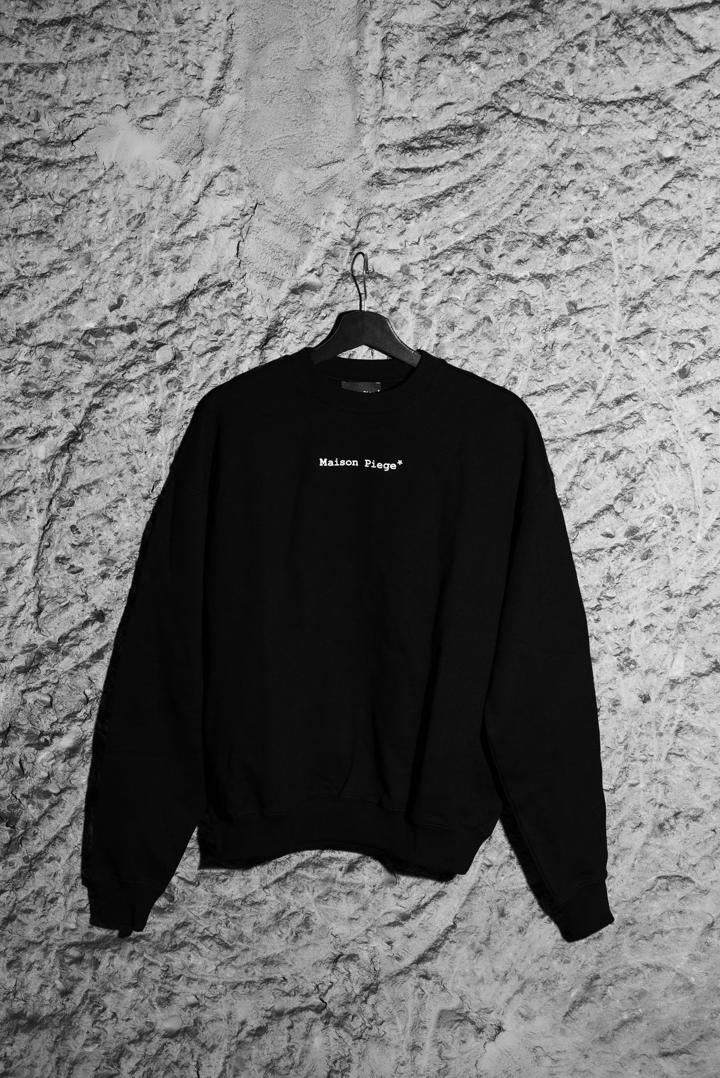 A11111* BLACK CREWNECK CLASIC